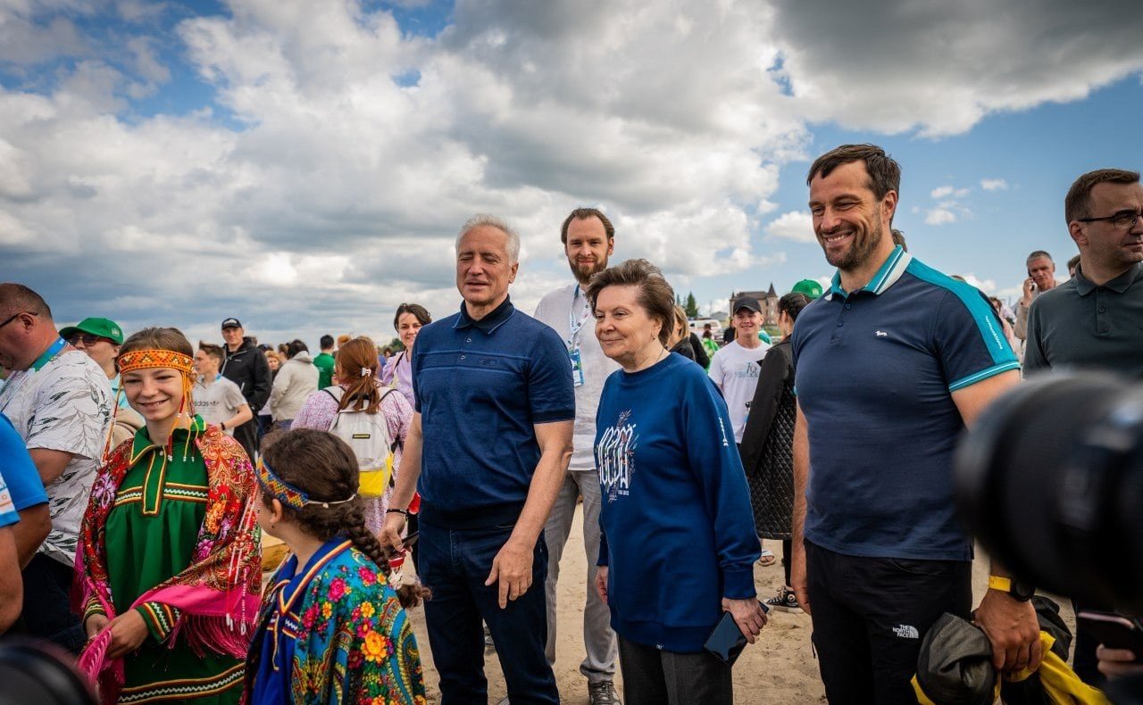 В рамках программы Северного форума Эдуард Исаков также посетил этнофестиваль «Югорские обласа» в посёлке Шапша