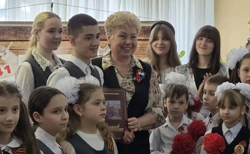 Ольга Бас в ходе поездки в регион посетила Луганскую среднюю школу № 13, где прошло торжественное открытие отреставрированного музея «История Каменного Брода»