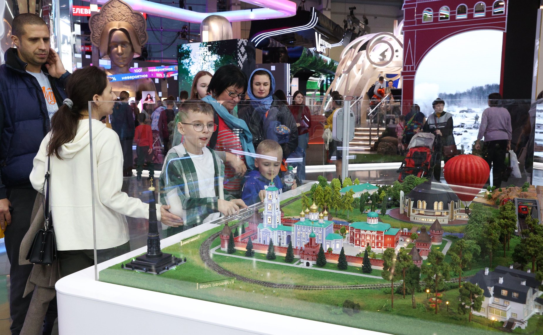 Валентина Матвиенко приняла участие в марафоне Российского общества «Знание», который проходит на Международной выставке-форуме «Россия» на ВДНХ