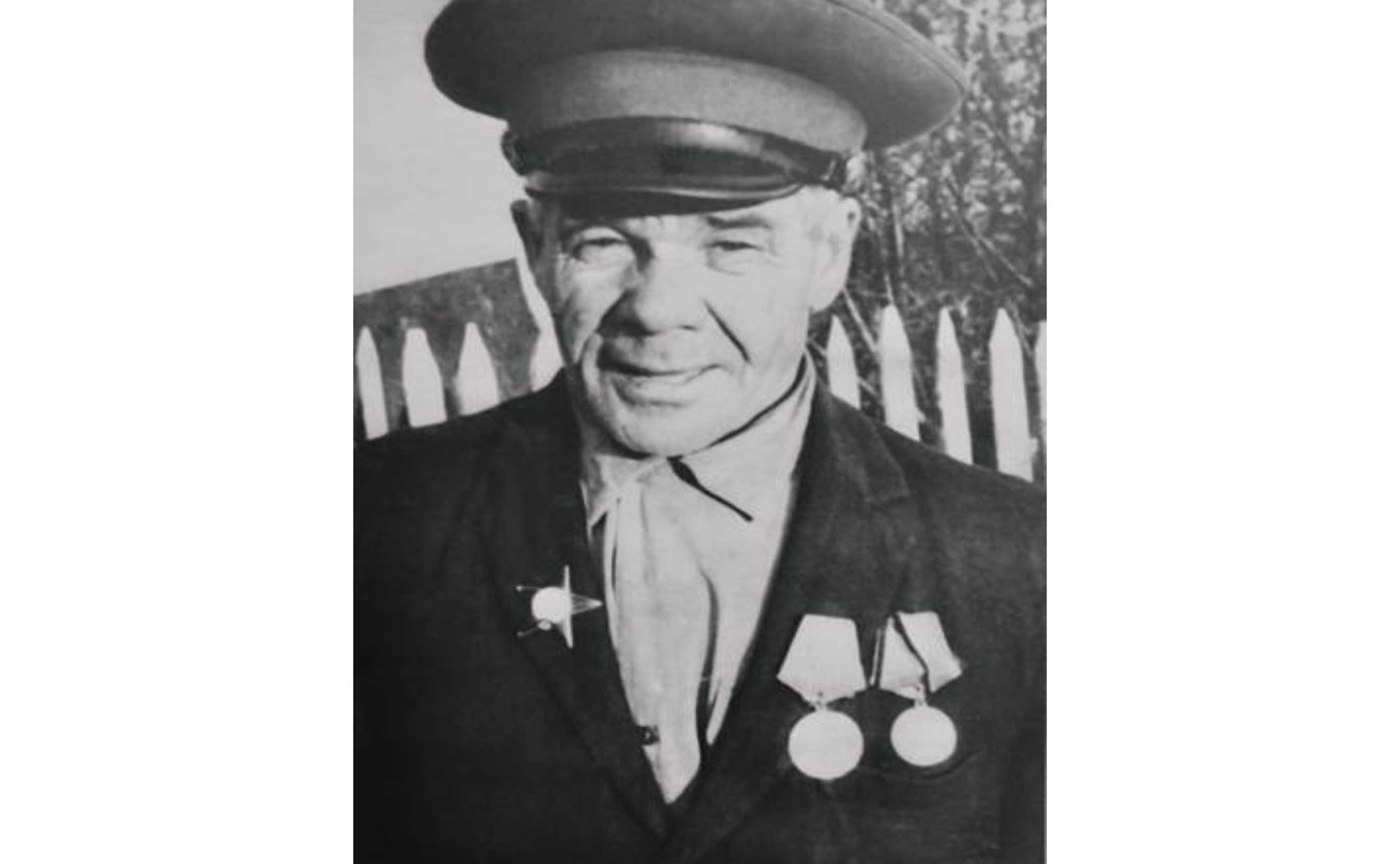 Павел Петрович Дементьев. Родился в Тамбовской области в 1907 году. В РККА с августа 1941 года. Воевал красноармейцем в 1084 полку 67 армии Ленинградского фронта. Кавалер Ордена Красной Звезды. Прадед сенатора Ю. Архарова