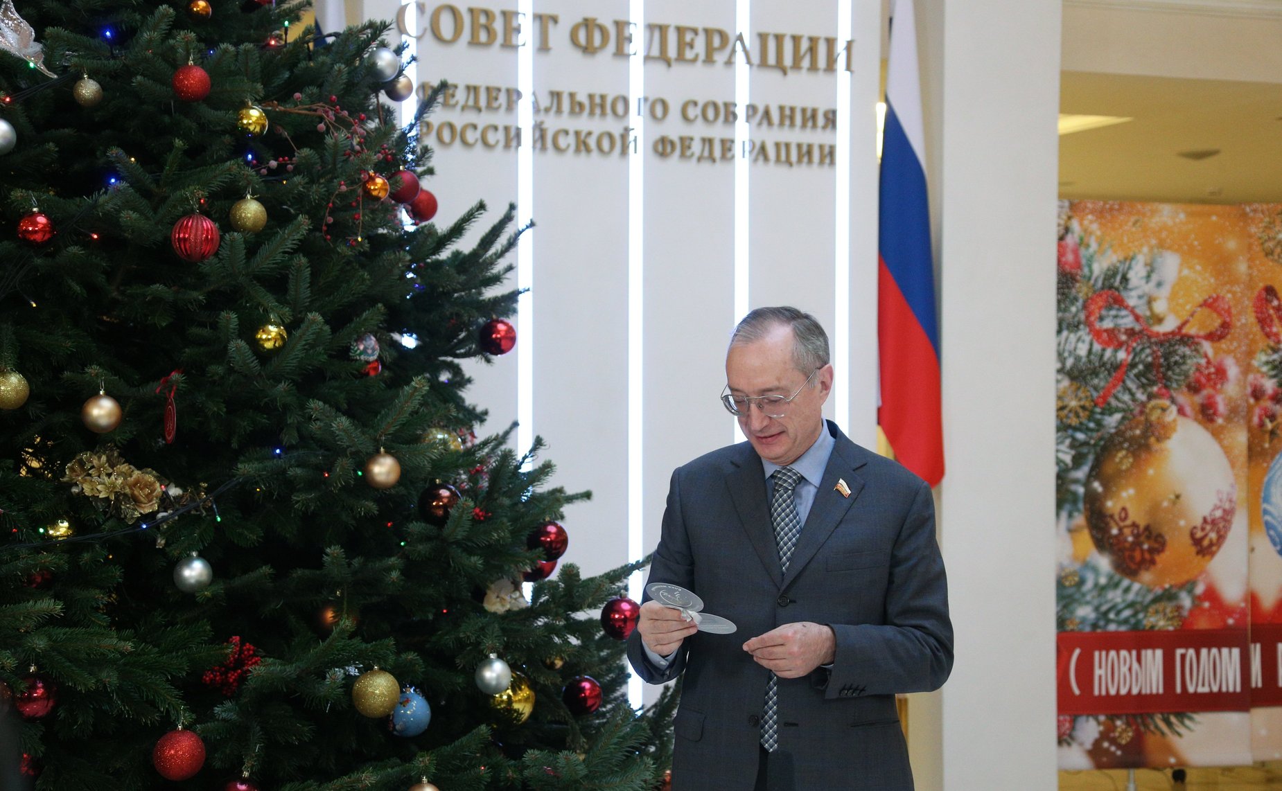 Андрей Кислов в рамках общественной акции «Народное признание» вручил жителям Самарской области призы в номинации «Герои нашего времени», а также подарил новогодние подарки участникам проекта «Елка желаний»