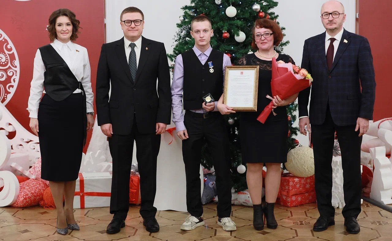 Сенаторы РФ Маргарита Павлова и Олег Цепкин вручили южноуральским детям-героям медали Совета Федерации «За проявленное мужество», а их родителям благодарственные письма