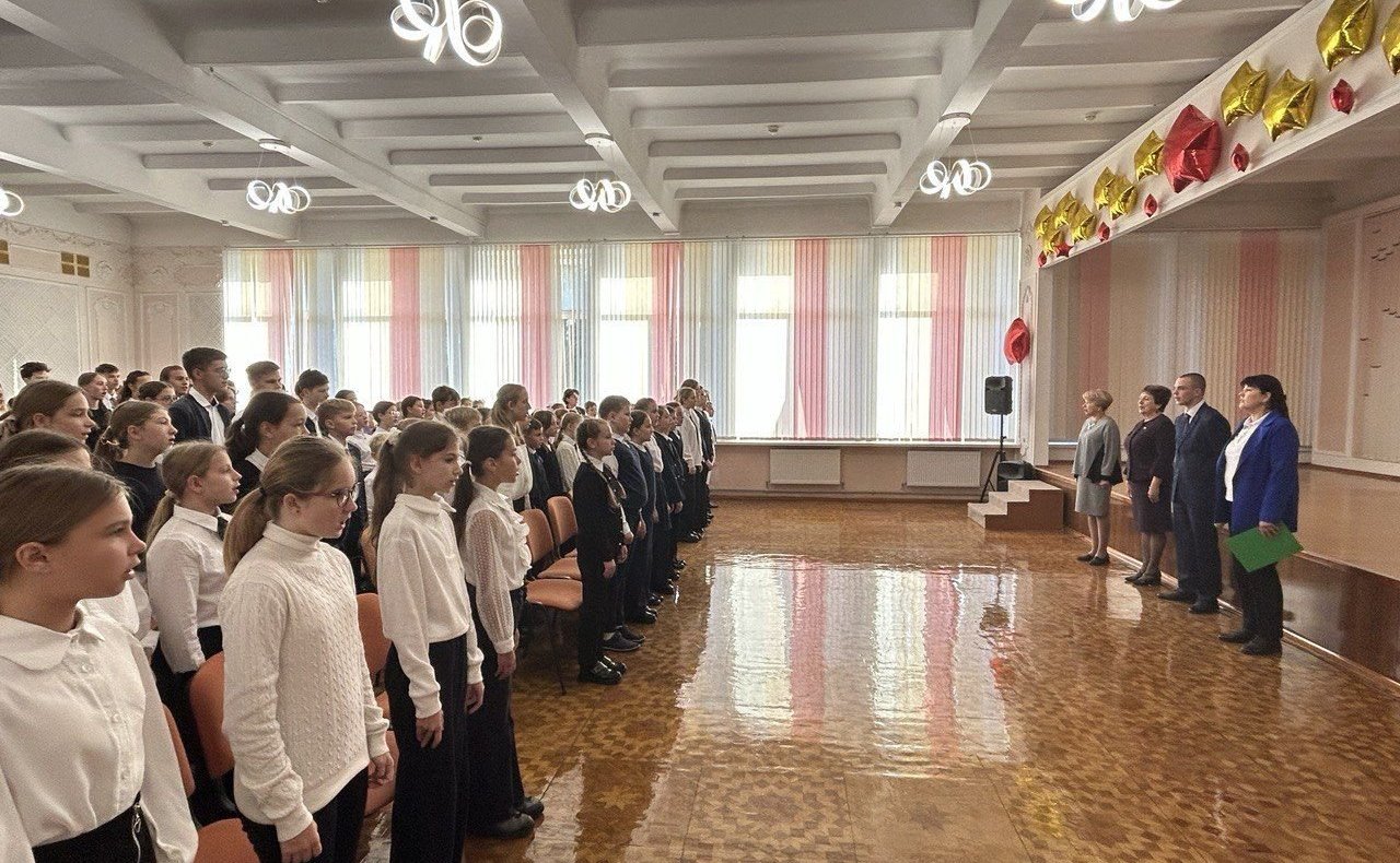 Екатерина Алтабаева приняла участие в еженедельной торжественной линейке в Гимназии №7 им. В.И. Великого, посвящённой выносу Государственного флага Российской Федерации и исполнению гимна