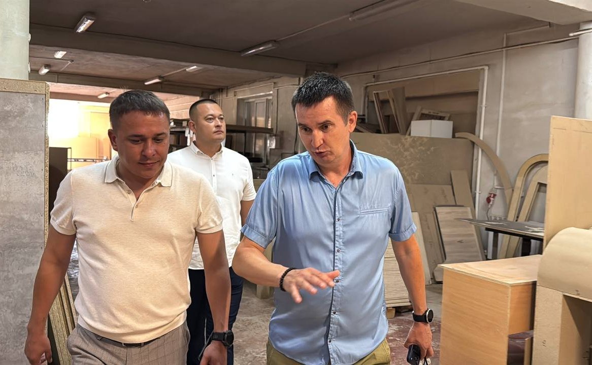 Айрат Гибатдинов в ходе работы в регионе посетил одно из предприятий Ульяновской области, которое более десяти лет успешно работает на российском мебельном рынке
