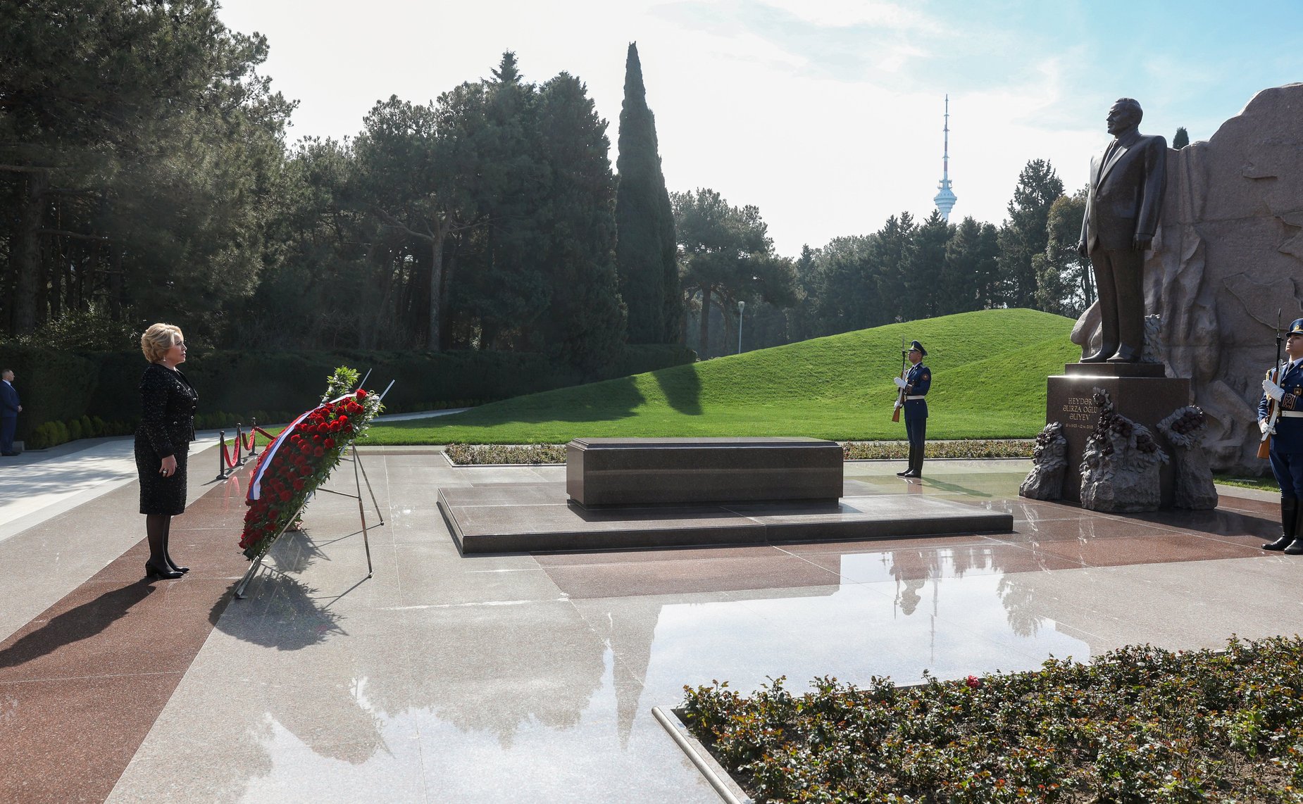 В рамках визита делегация Совета Федерации во главе с Председателем СФ Валентиной Матвиенко возложила цветы к могиле Общенационального лидера Азербайджана Гейдара Алиева