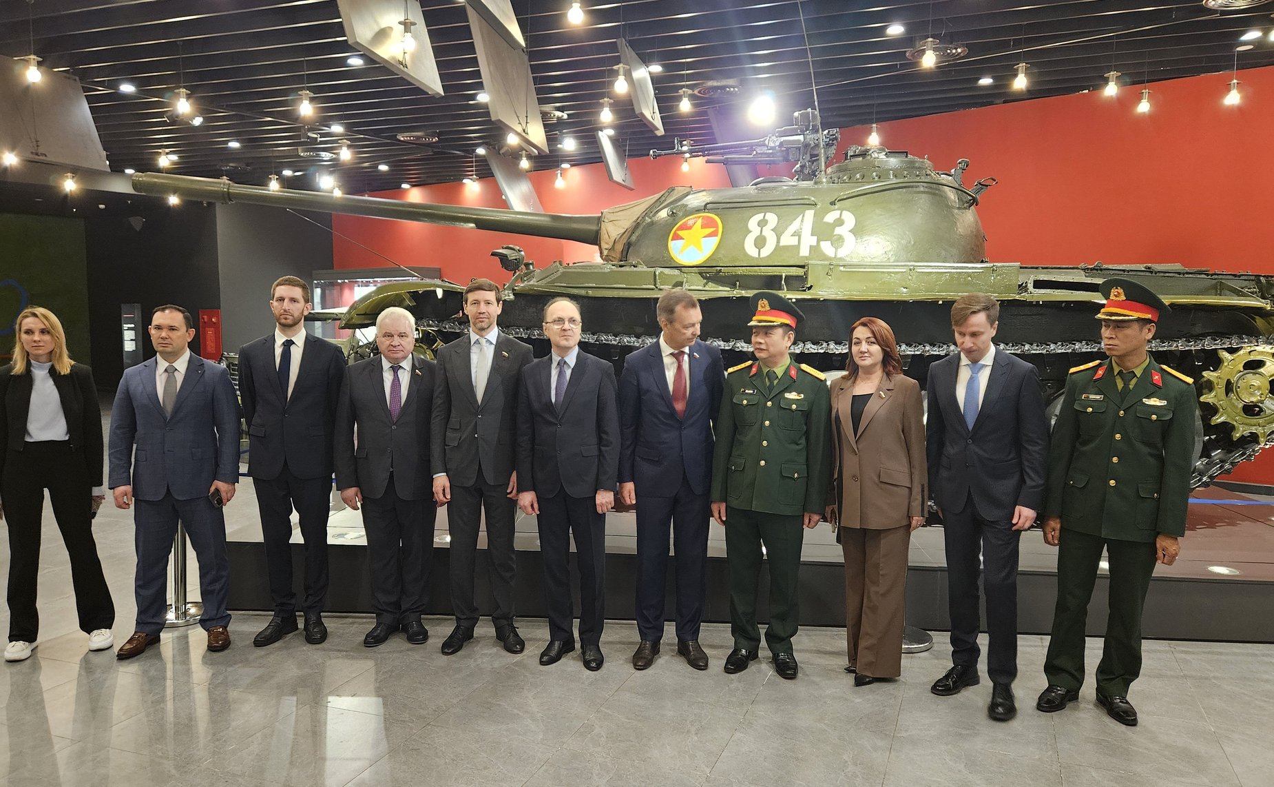 В Ханое делегация Совета Федерации посетила Музей военной истории