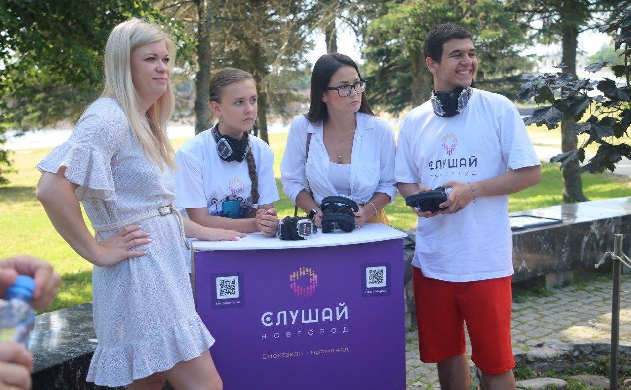 Елена Писарева в рамках работы в регионе пригласила новгородские приемные семьи на иммерсивный спекталь-променад «Слушай Новгород»