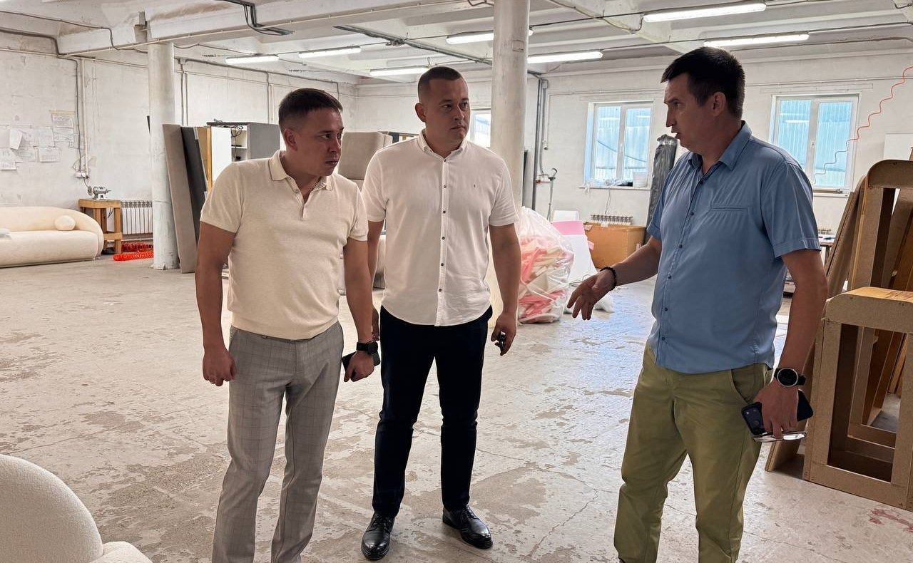 Айрат Гибатдинов в ходе работы в регионе посетил одно из предприятий Ульяновской области, которое более десяти лет успешно работает на российском мебельном рынке