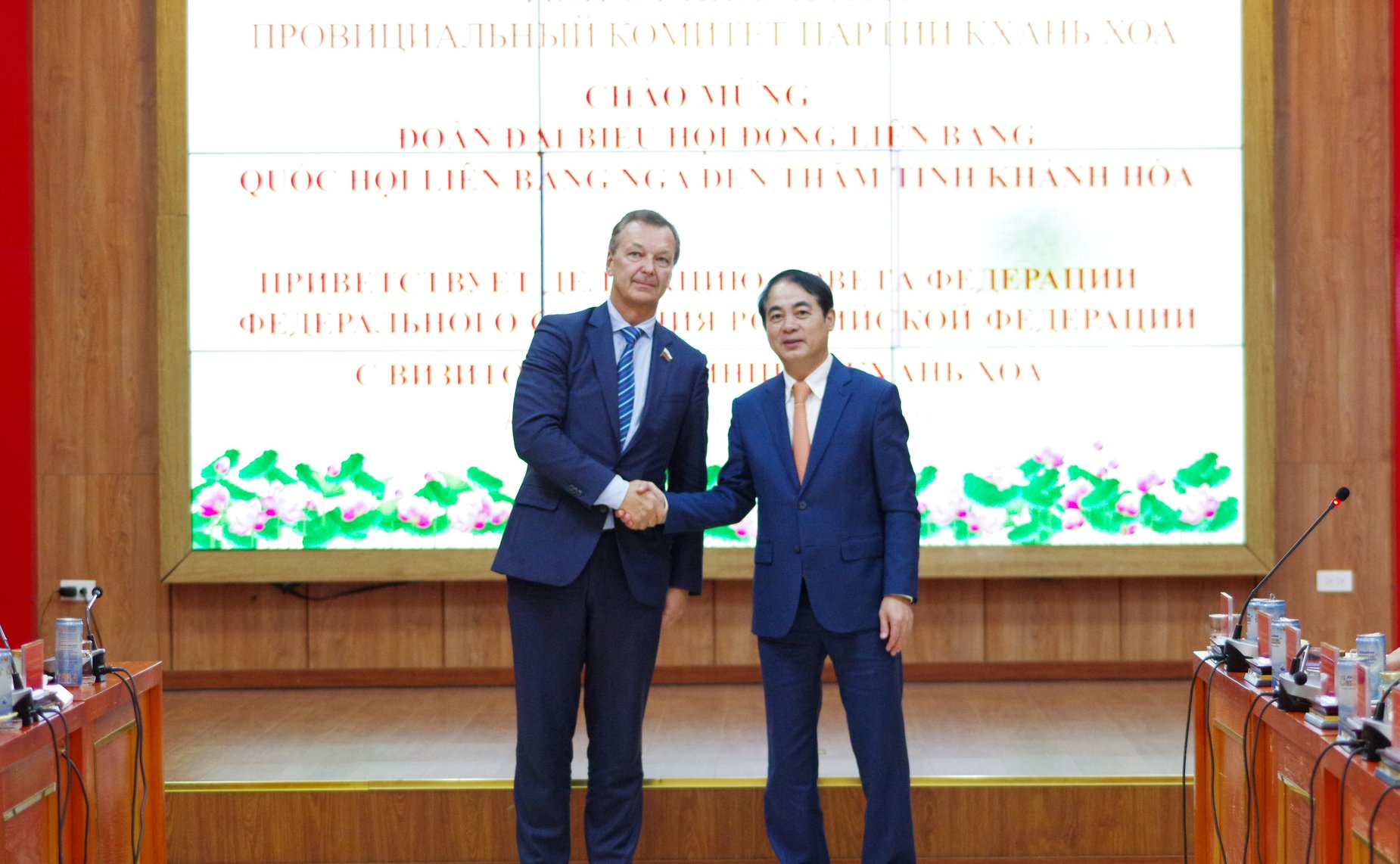 Делегация Совета Федерации во главе с первым заместителем Председателя СФ Андреем Яцкиным в рамках визита во Вьетнам встретились с руководством Народного комитета провинции Кханьхоа