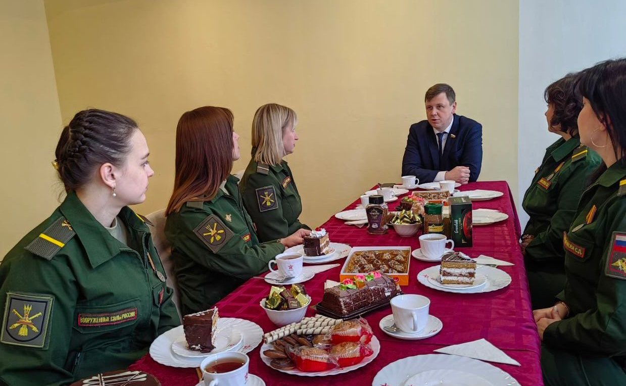 Артем Малащенков поздравил смолянок-военнослужащих с Международным женским днем