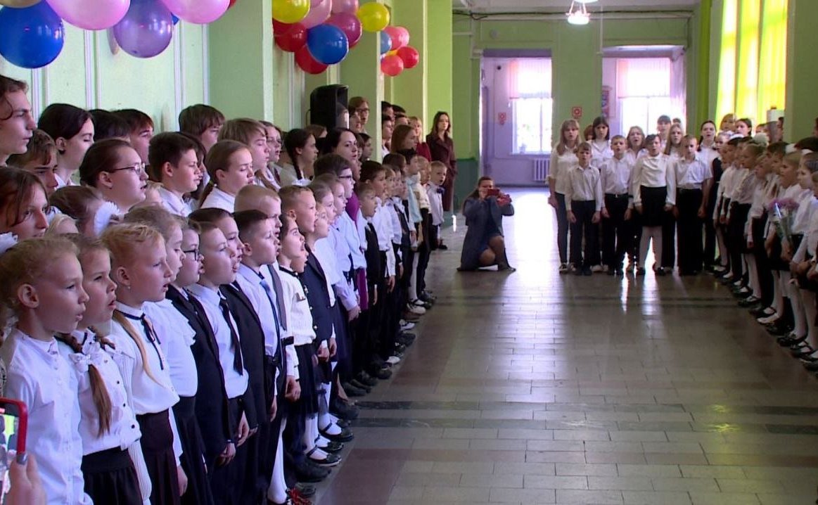 Екатерина Алтабаева вручила коллективу школы Благодарность Председателя Совета Федерации Валентины Матвиенко