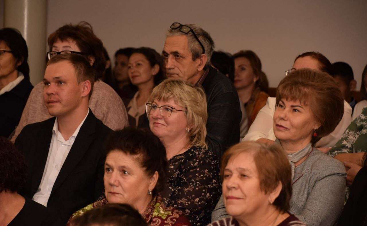 Татьяна Гигель в ходе рабочей командировки по региону встретилась в Горно-Алтайске с коллективом школы №13