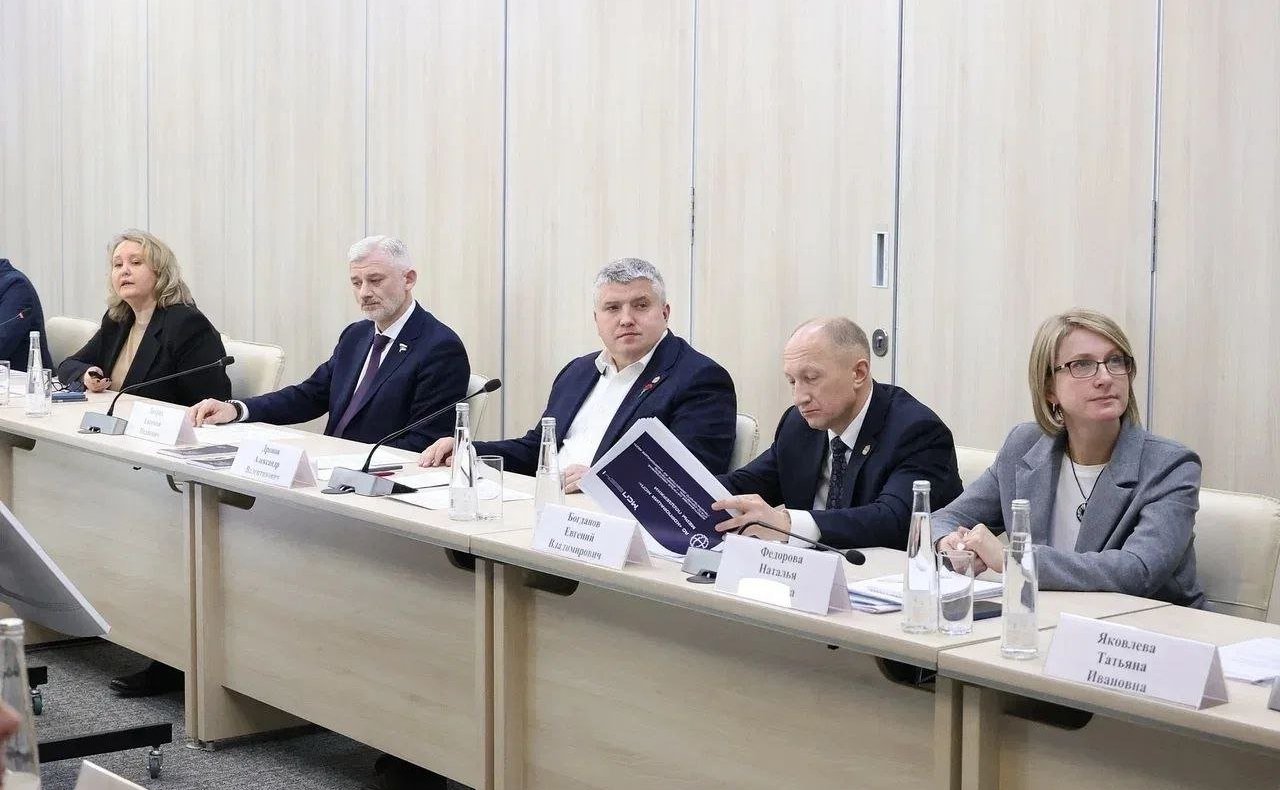 Евгений Дитрих совместно с губернатором Новгородской области Александром Дроновым и статс-секретарём – заместителем генерального директора Корпорации МСП Натальей Коротченковой провёл встречу с представителями малого и среднего предпринимательства