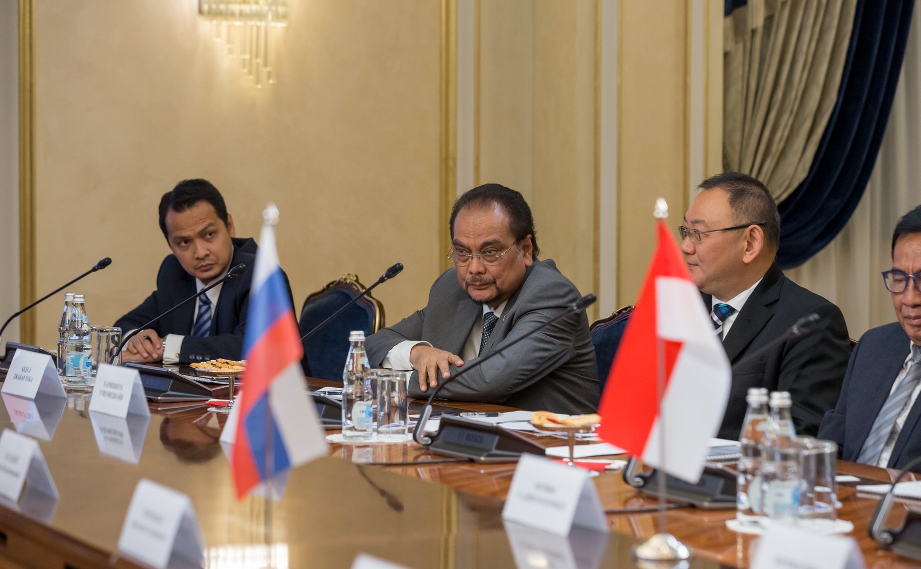 Встреча Вячеслава Тимченко с председателем Почетного собрания Совета представителей регионов Республики Индонезии Мервином Садипуном Комбером