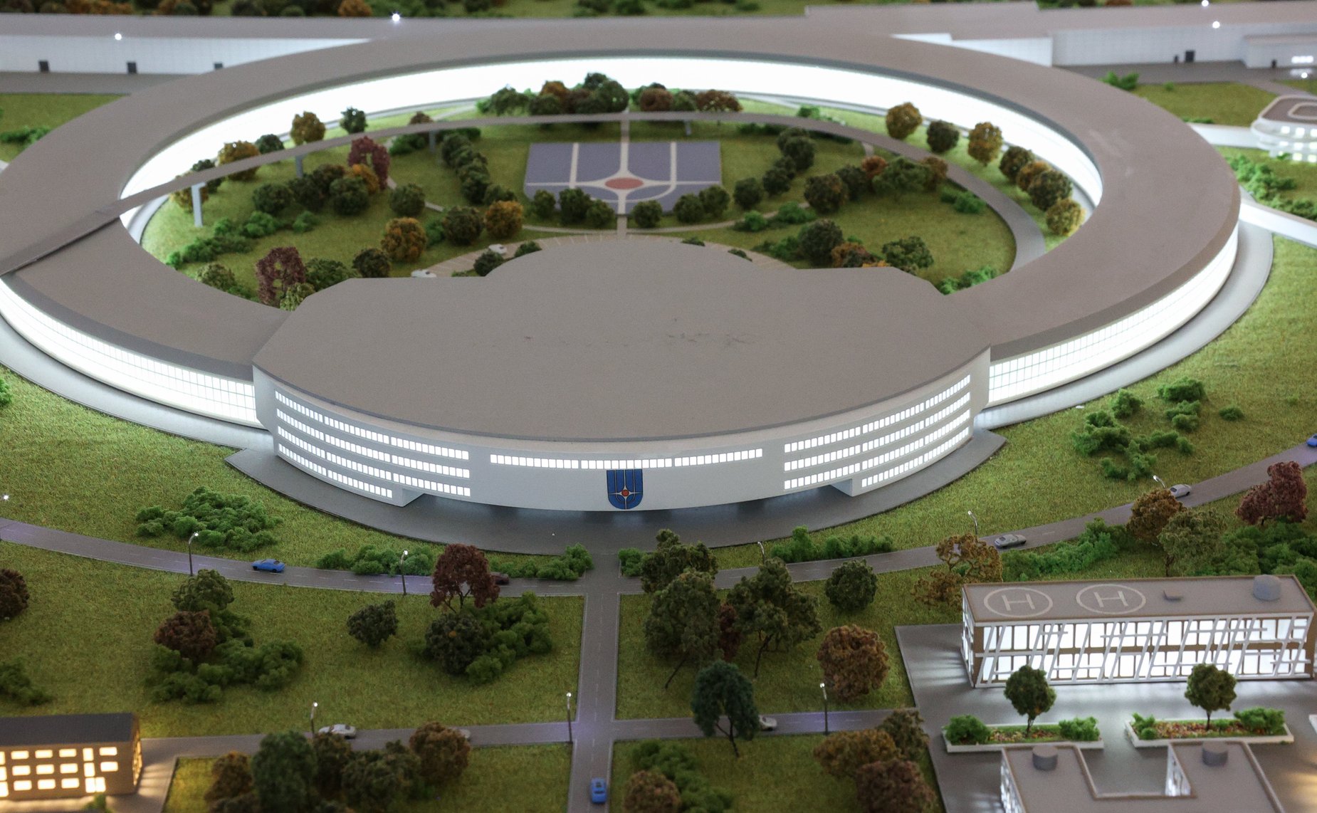 Валентина Матвиенко и президент НИЦ «Курчатовский институт» Михаил Ковальчук открыли выставку «Курчатовский институт – 80 лет для страны и мира»