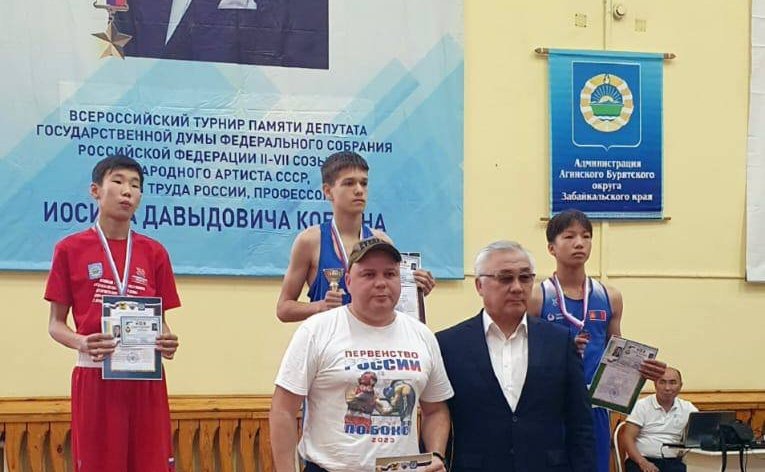 Баир Жамсуев наградил победителей Всероссийского турнира по боксу памяти Иосифа Кобзона