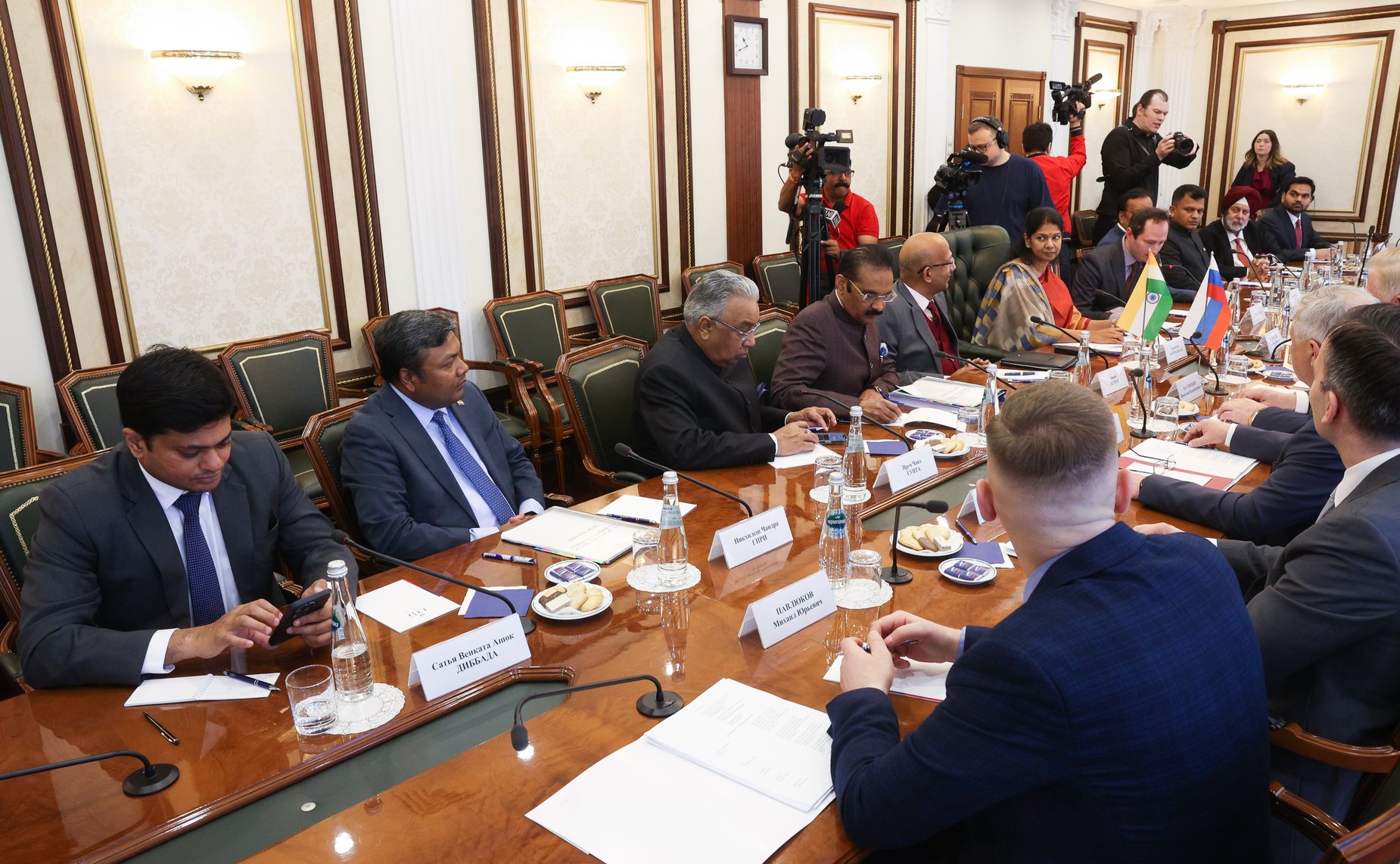 Встреча первого заместителя председателя Комитета СФ по международным делам Андрея Денисова с делегацией Республики Индии во главе с членом Народной палаты парламента Каниможи Карунанидхи