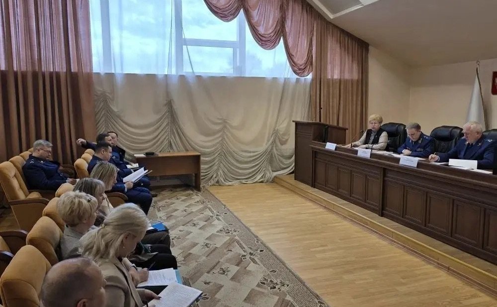 Ольга Бас в ходе поездки в регион провела расширенное совещание в прокуратуре ЛНР