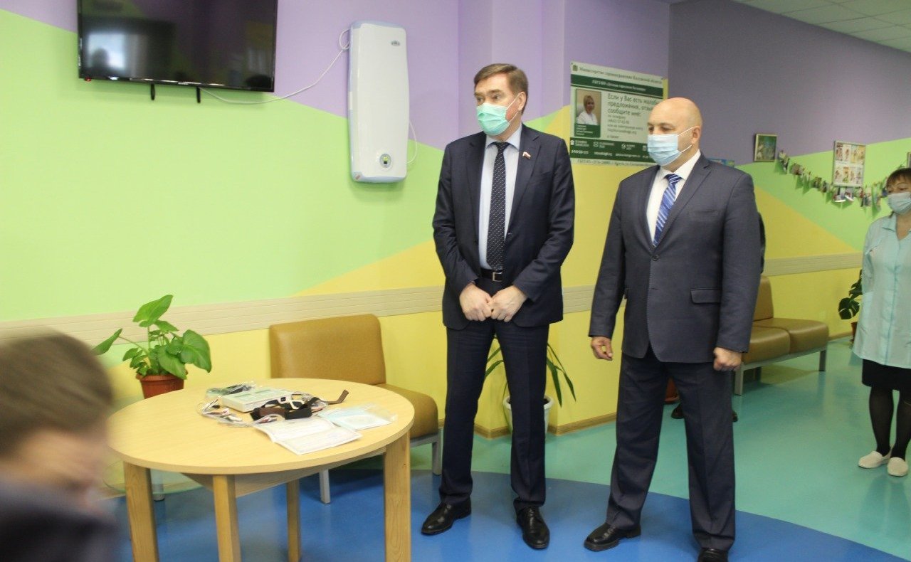 Александр Савин в ходе поездки в регион посетил детскую городскую поликлинику