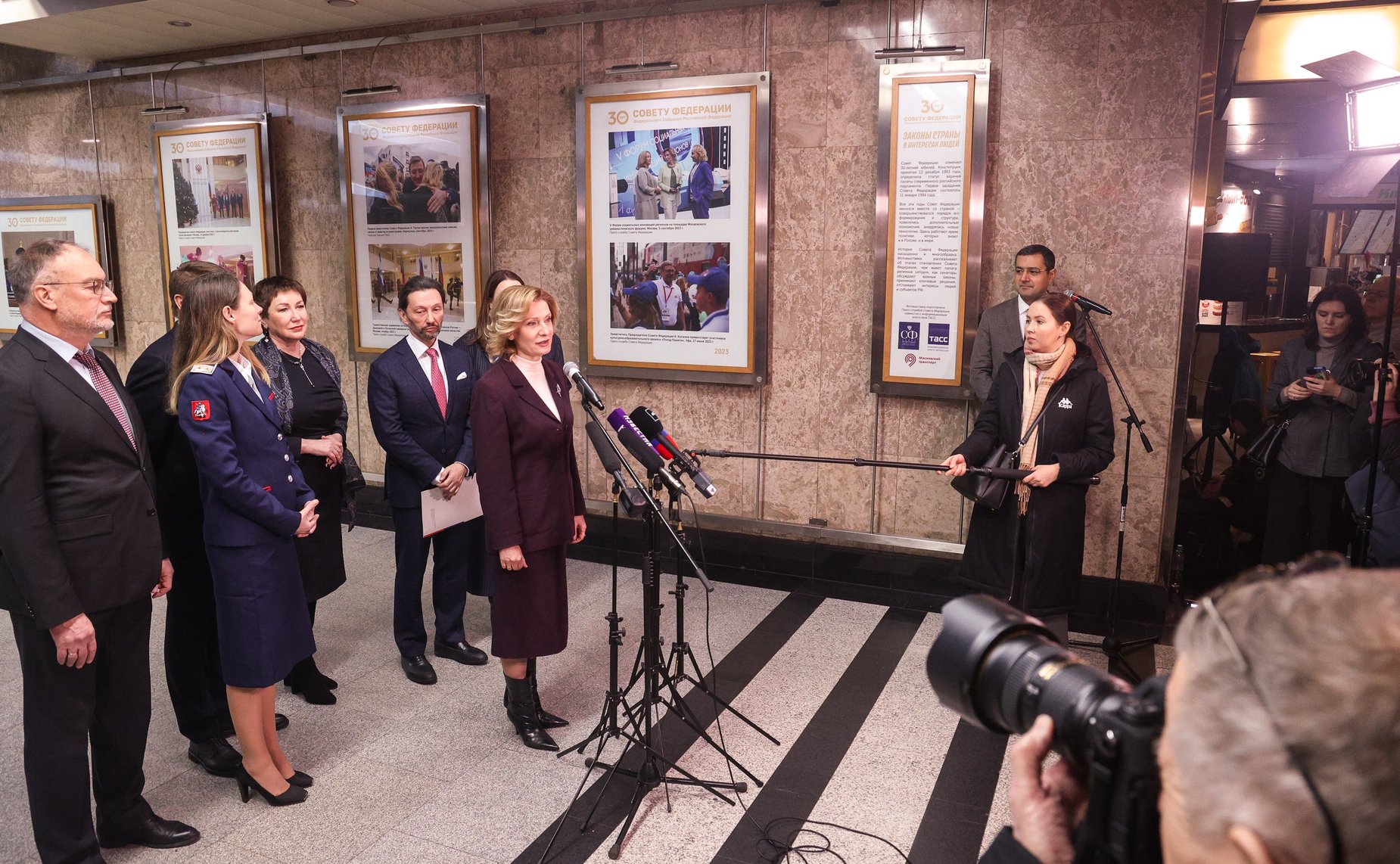 Заместитель Председателя СФ Инна Святенко открыла фотовыставку «30 лет Совету Федерации» на станции метро «Выставочная»