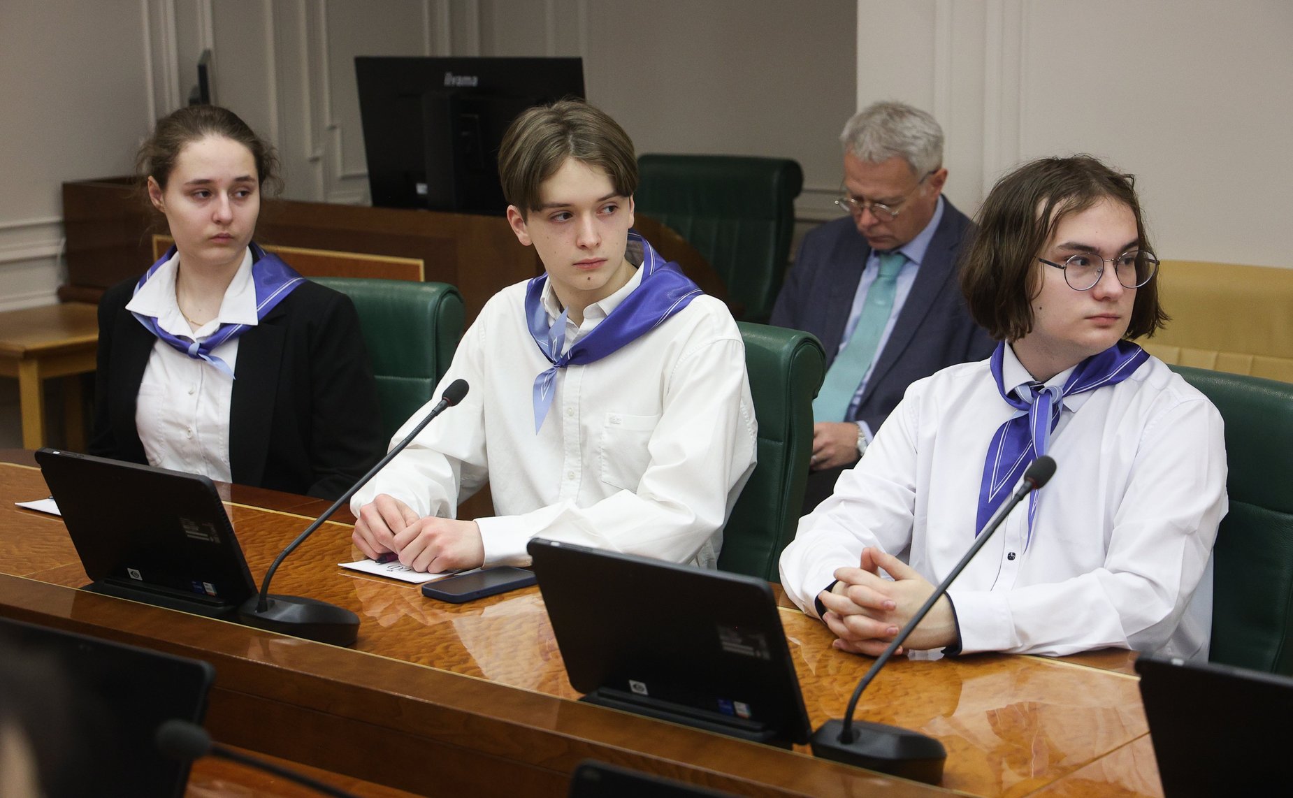 Встреча заместителя Председателя Совета Федерации Юрия Воробьева с учащимися Университетской гимназии МГУ