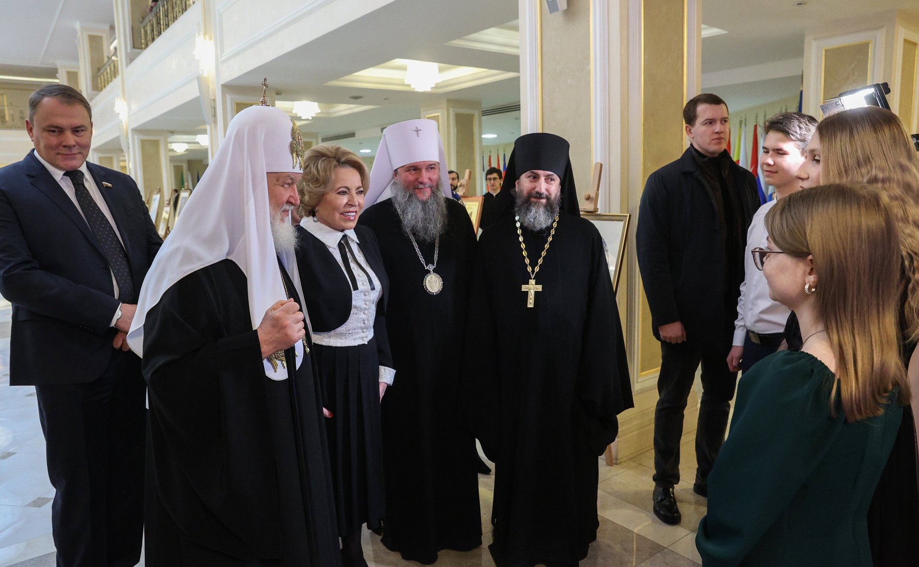 Председатель Совета Федерации Валентина Матвиенко и Святейший Патриарх Московский и Всея Руси Кирилл осмотрели выставку детских рисунков «Красота Божьего мира»