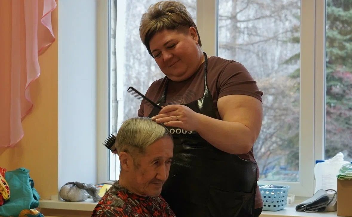 Олег Цепкин посетил копейский Геронтологический центр