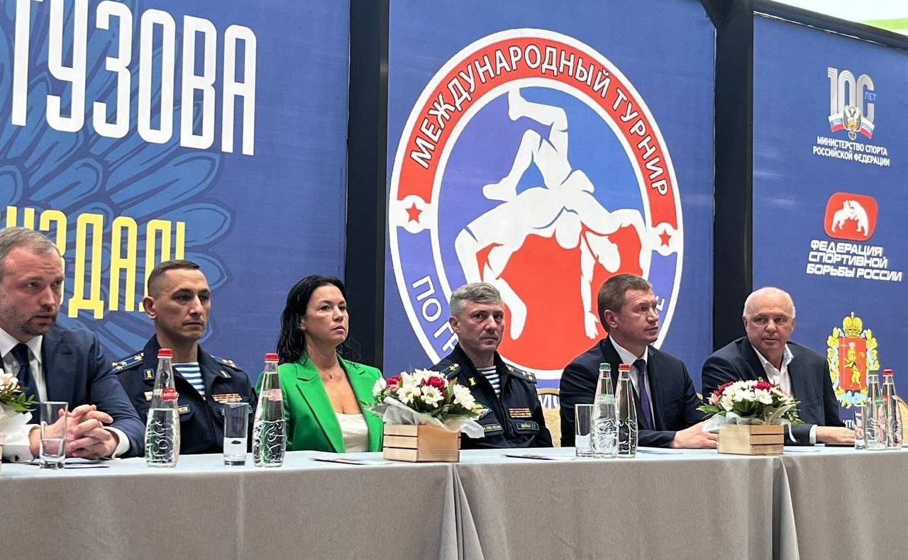 Андрей Шохин принял участие в церемонии открытия соревнований. Памятное событие собрало сослуживцев Героя России, представителей областной власти, силовых ведомств и спортивной общественности, именитых борцов