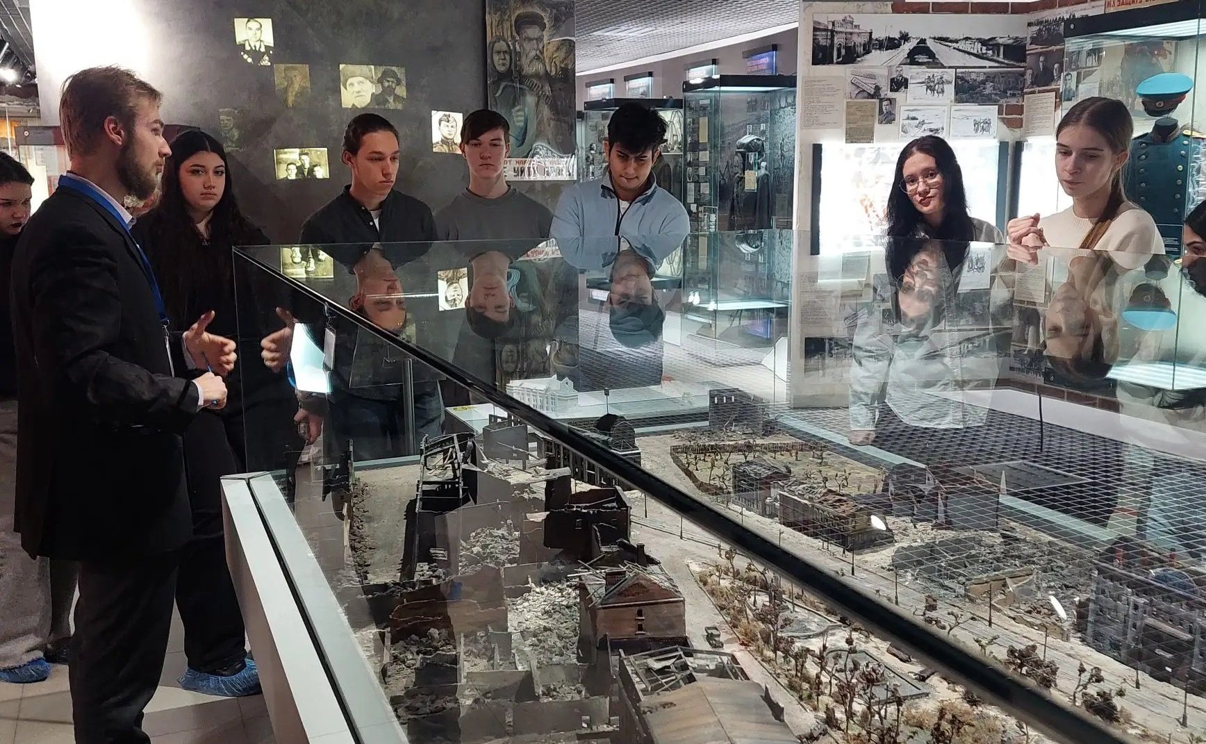 При поддержке Владимира Нетёсова обучающиеся 10-го и 11-го класса МБОУ СОШ № 91 приняли участие в уроке мужества, посвященном 83-годовщине освобождения города Воронежа от фашистских захватчиков