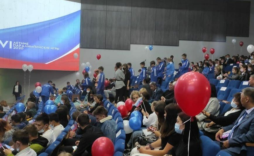 Сергей Михайлов поздравил паралимпийского чемпиона Кирилла Смирнова с его победой