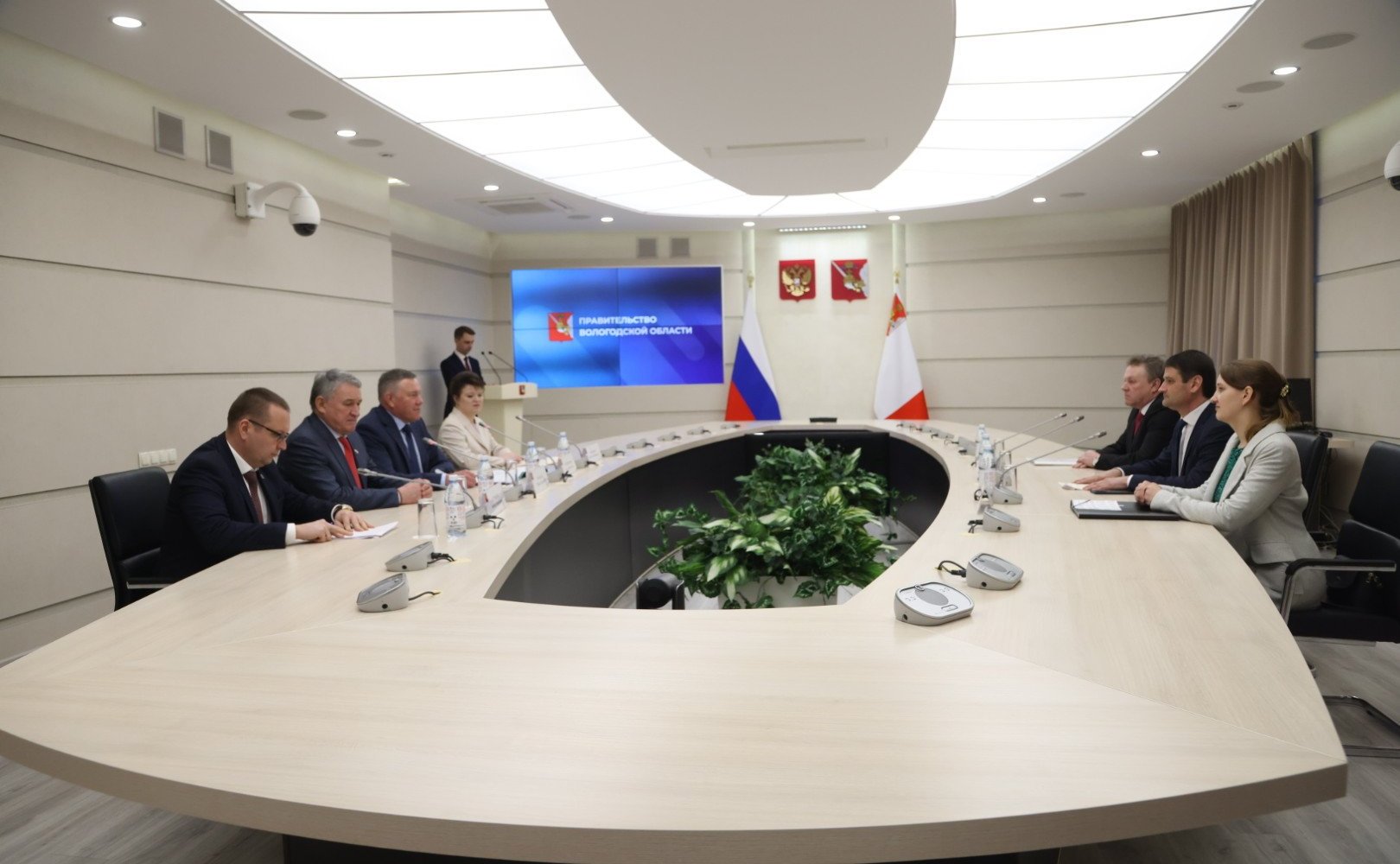 Заместитель Председателя Совета Федерации Юрий Воробьев и губернатор региона Олег Кувшинников приняли участие в церемонии подписания контракта на строительство детского сада в туристической жемчужине Вологодчины городе Кириллове