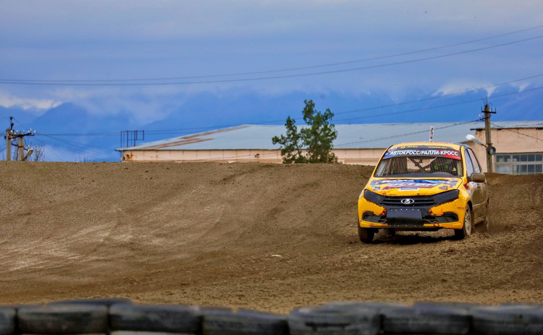 Мохмад Ахмадов в рамках работы в регионе посетил первый и второй этапы Чемпионата и Первенства России по кроссу, которые прошли на автодроме «Крепость Грозная»