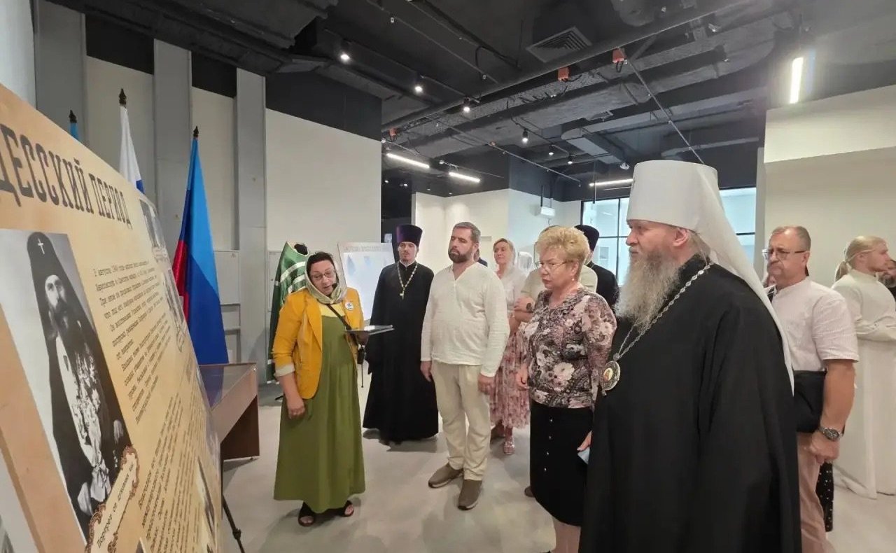Ольга Бас посетила в ЛНР выставку, посвященную первому архиерею Луганщины – архиепископу Никону