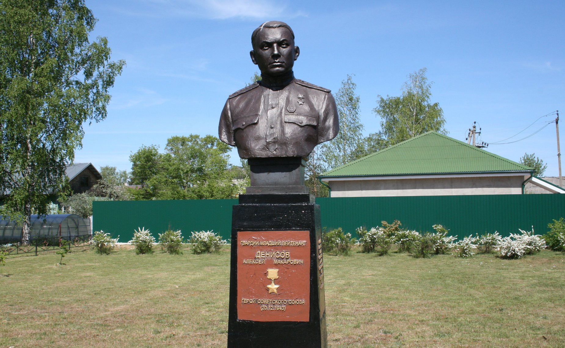 Елена Писарева в ходе рабочей поездки в Хвойнинский округ Новгородской области приняла участие в высадке саженцев на Аллее памяти героев Отечества