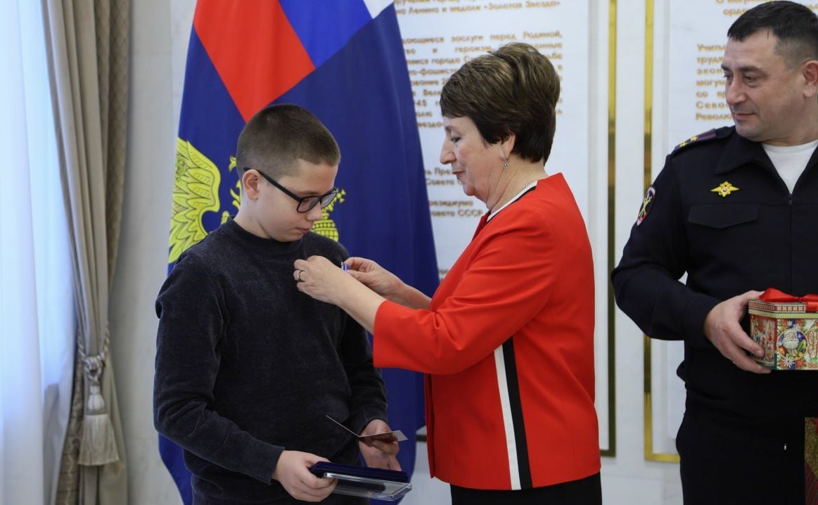 Екатерина Алтабаева и Сергей Колбин вручили медали Совета Федерации детям-героям, проявившим личное мужество в экстремальной ситуации