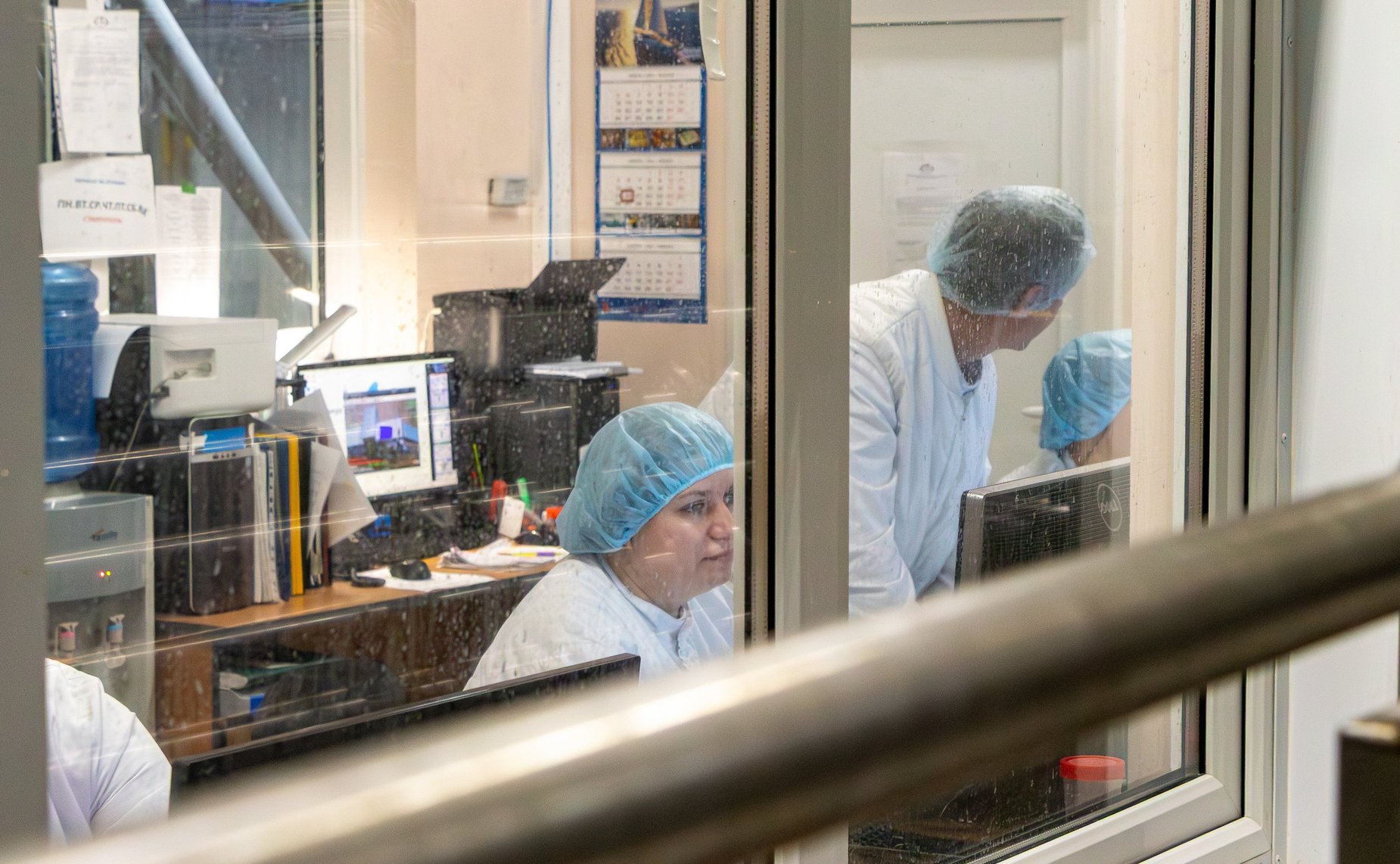 Инна Святенко и Юлия Лазуткина посетили производство сухих ингредиентов детского питания — филиал молочного комбината «Воронежский»