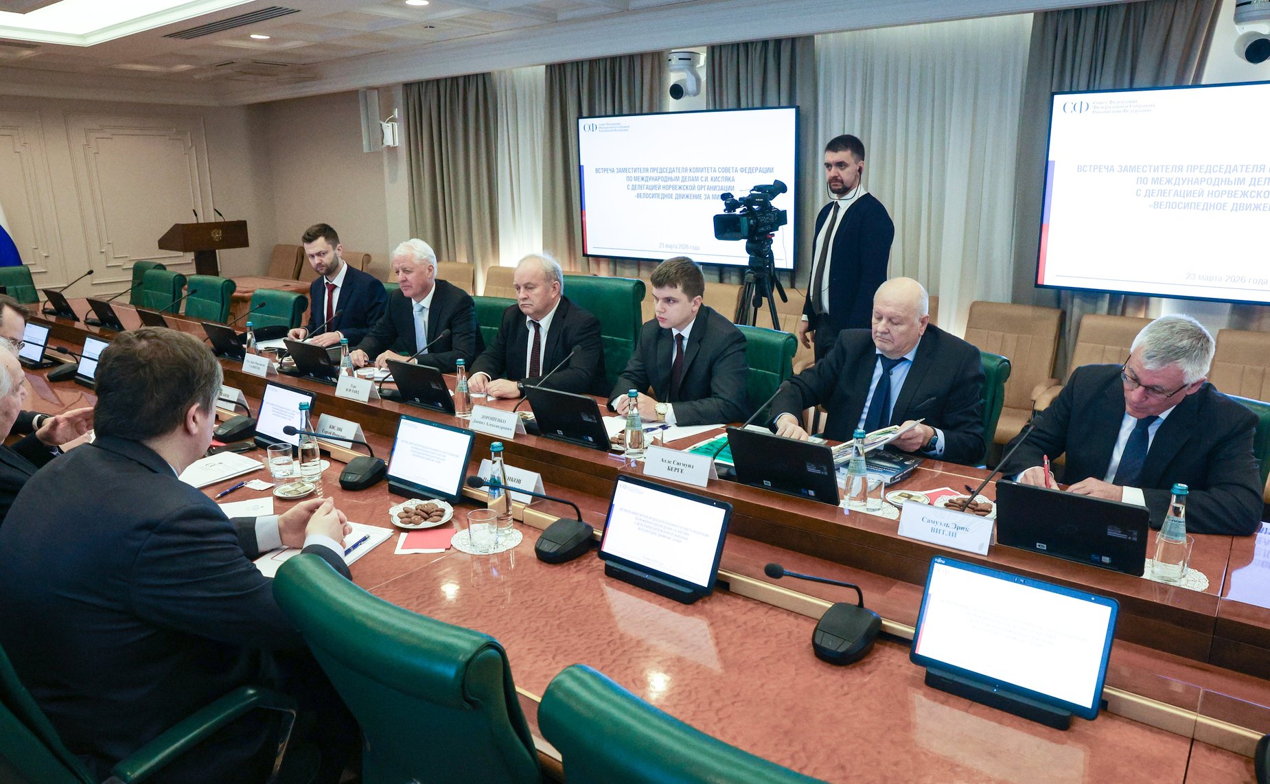 Сергей Кисляк провел встречу с делегацией норвежской организации «Велосипедное движение за мир»