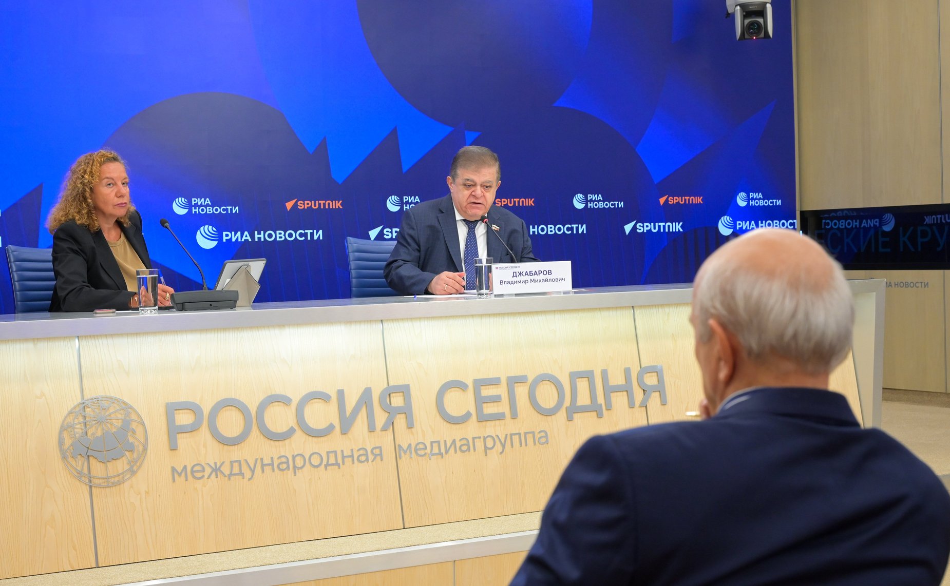 Пресс-конференция председателя Комиссии СФ по защите госсуверенитета и предотвращению вмешательства во внутренние дела РФ, первого заместителя председателя Комитета СФ по международным делам Владимира Джабарова о работе Комиссии в период весенней сессии