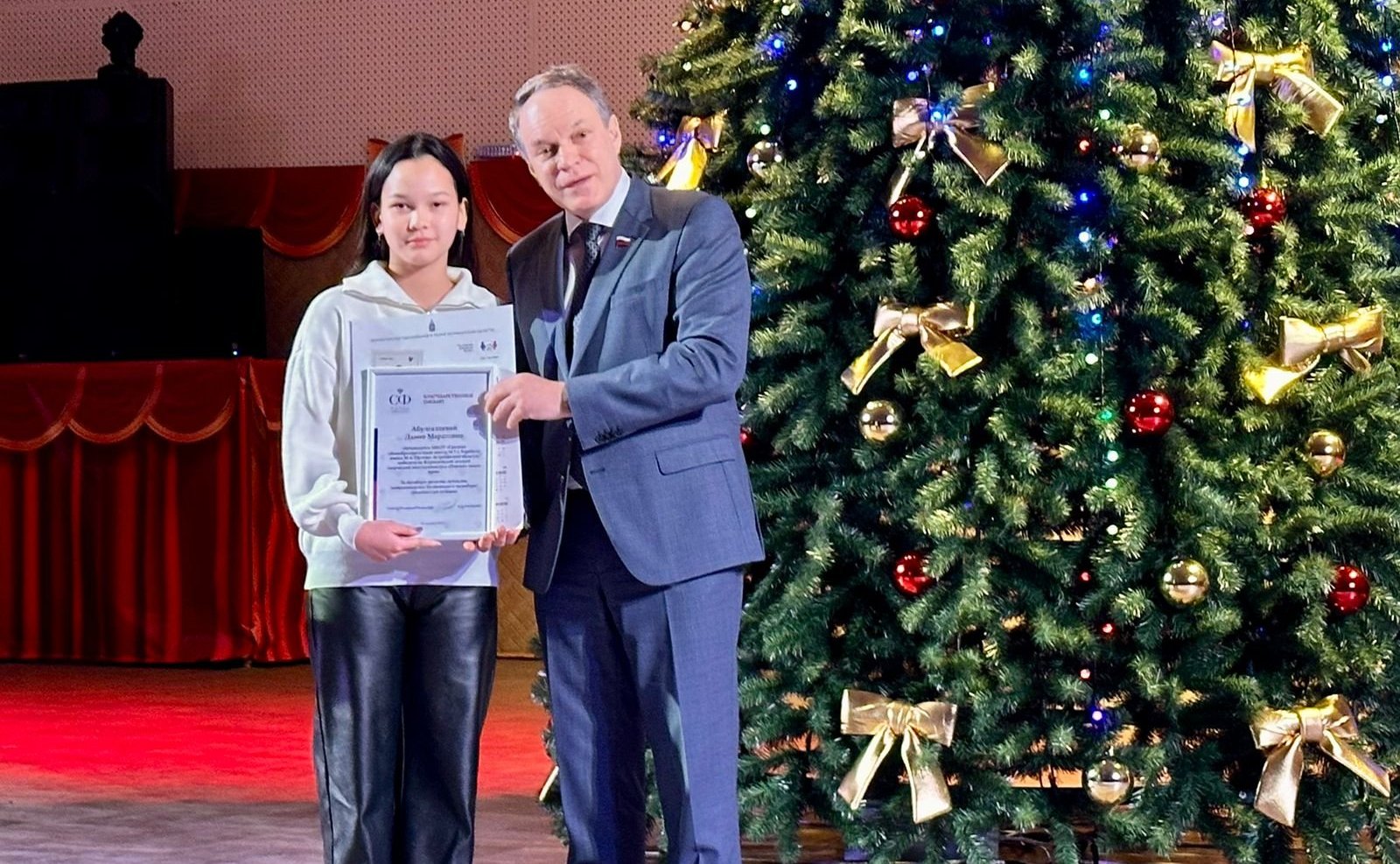 Александр Башкин и Геннадий Орденов наградили юных астраханцев — участников творческой школы-конкурса «Портрет твоего края»