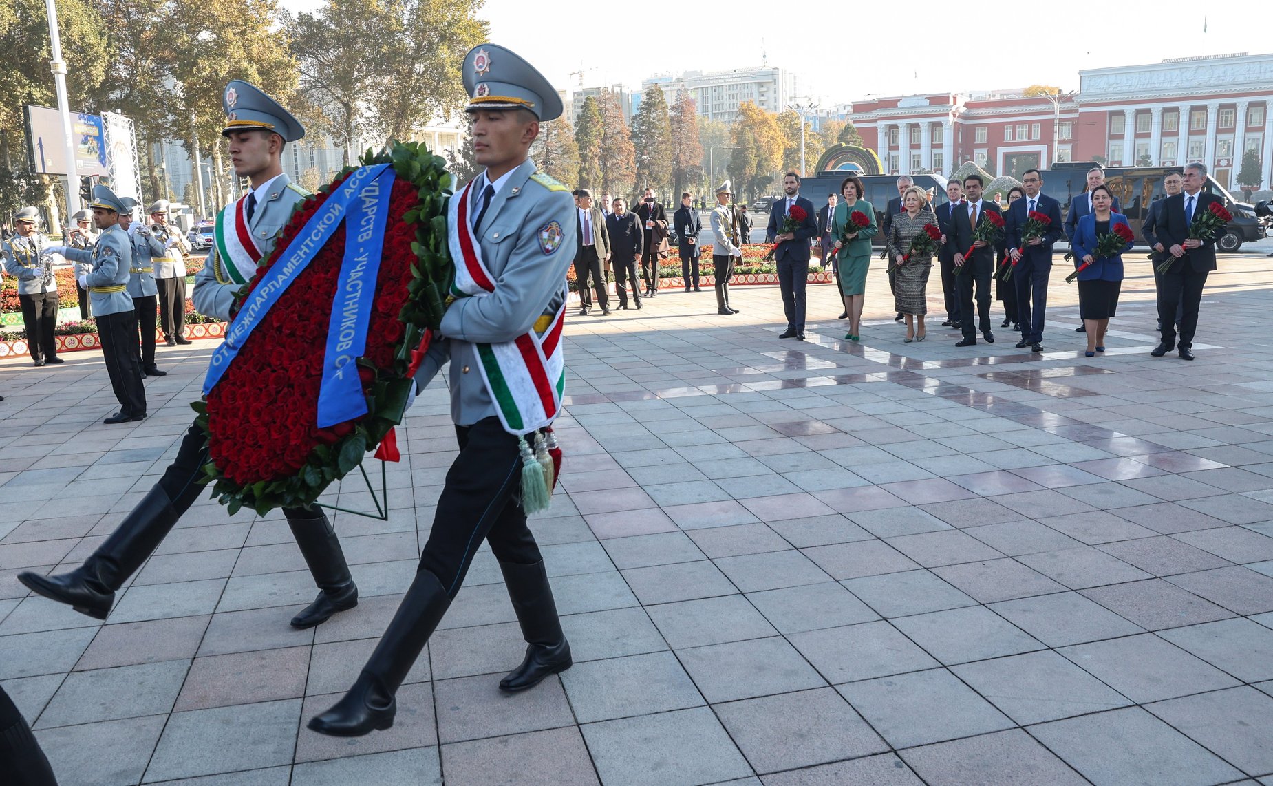 Торжественная церемония возложения цветов с участием руководителей парламентских делегаций к памятнику Исмоилу Сомони