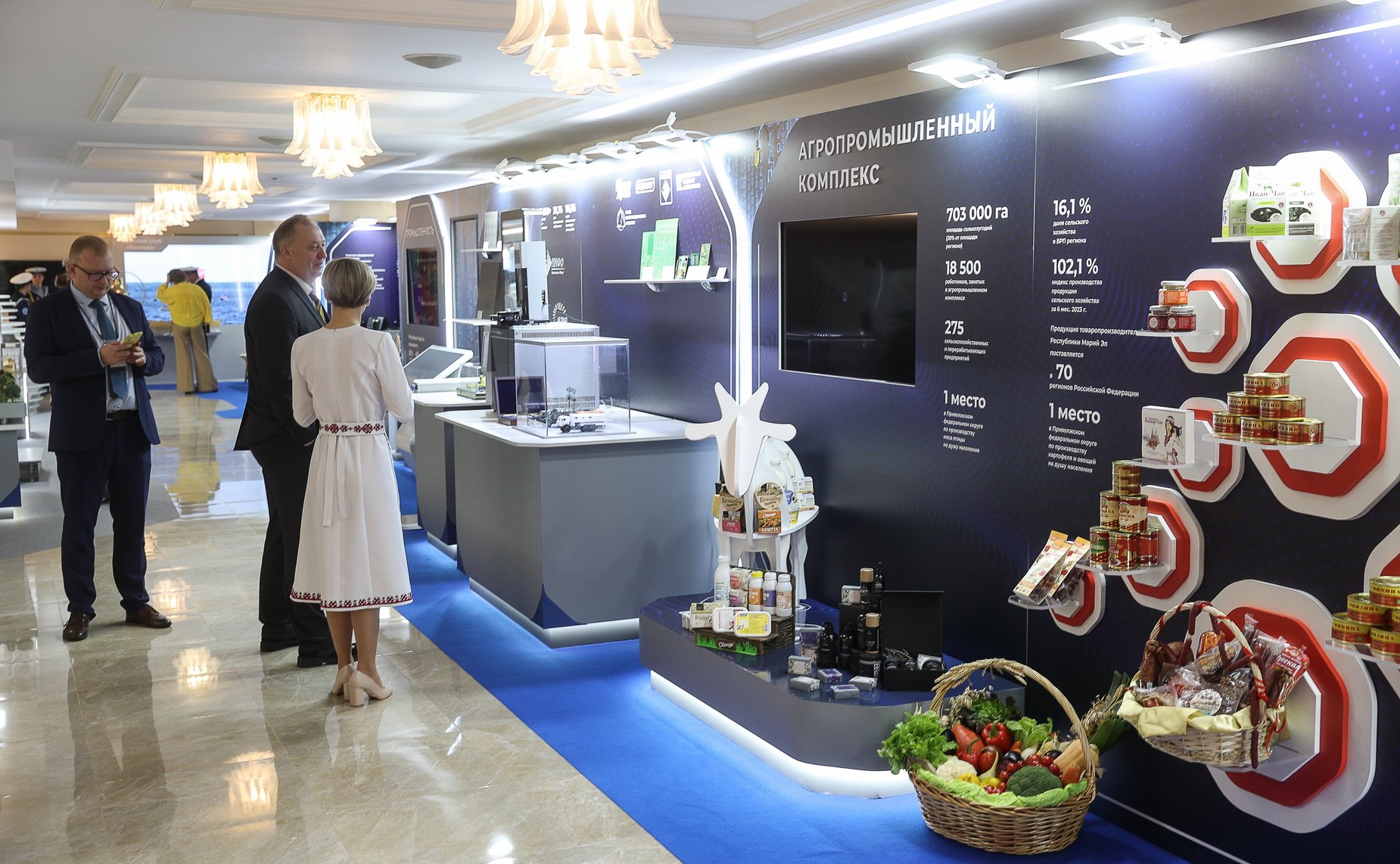 Валентина Матвиенко и Юрий Зайцев осмотрели выставку, посвященную культуре, истории и перспективным направлениям развития Республики Марий Эл