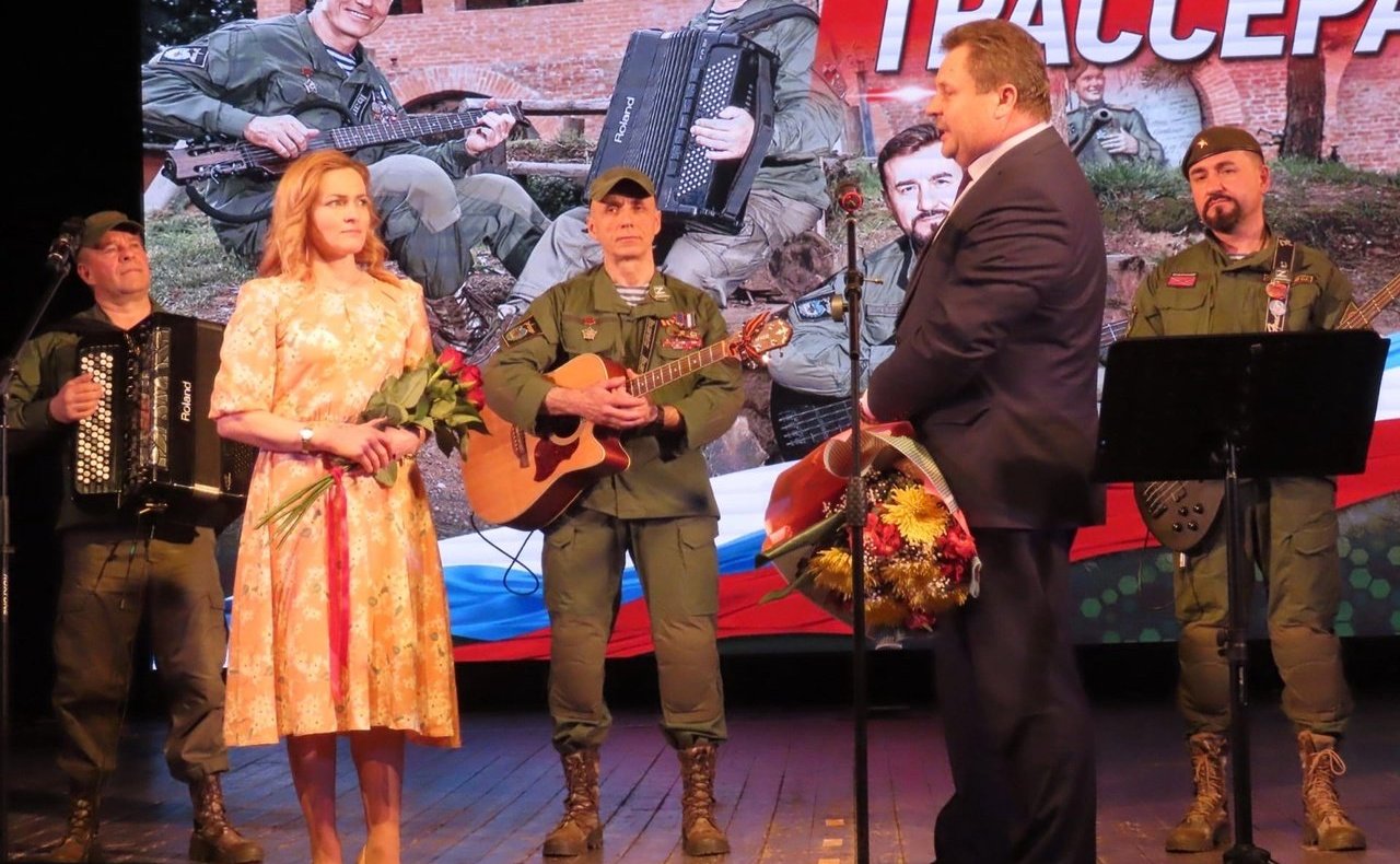 В рамках проекта «Вместе мы сила» состоялось выступление сенатора Ирины Кожановой и ансамбля патриотической песни «Трассера» в городе Сафоново Смоленской области