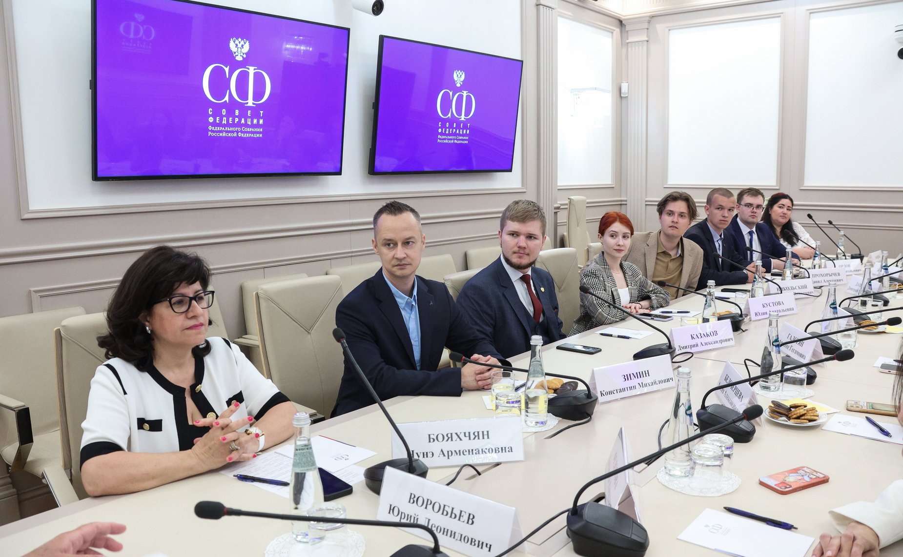 Встреча заместителя Председателя Совета Федерации Юрия Воробьева с членами Дискуссионного клуба Молодежного парламента Законодательного Собрания Вологодской области