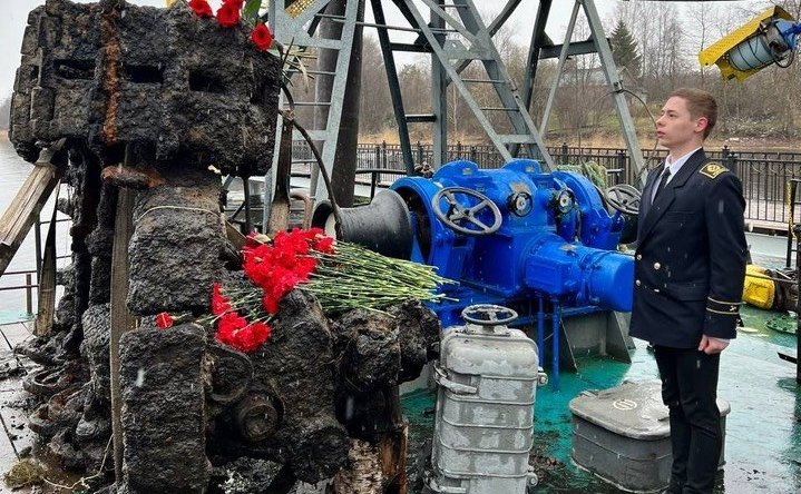 Торжественная церемония поднятия со дна Невы артиллерийского тягача «Сталинец», который затонул во время боя в ходе операции «Искра» по прорыву блокады