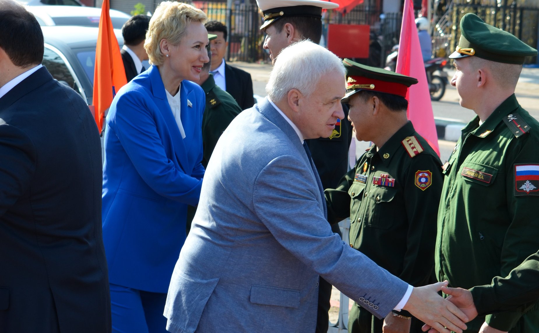 Российские парламентарии возложили цветы к памятнику советским летчикам транспортной авиации во Вьентьяне, участвовавшим в боевых действиях в Индокитае в годы американской агрессии с 1960 по 1973 годы