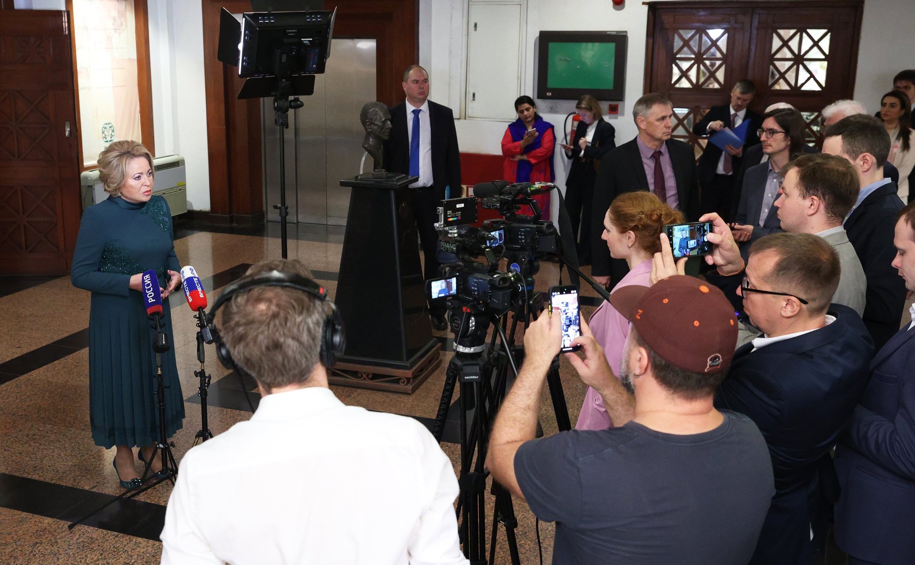 Пресс-подход Председателя Совета Федерации Валентины Матвиенко