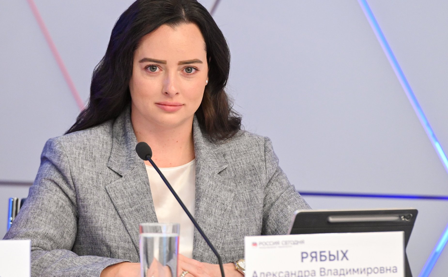 В пресс-центре «Россия сегодня» Галина Карелова приняла участие в пресс-конференции, посвященной итогам работы Совета Евразийского женского форума в период весенней сессии