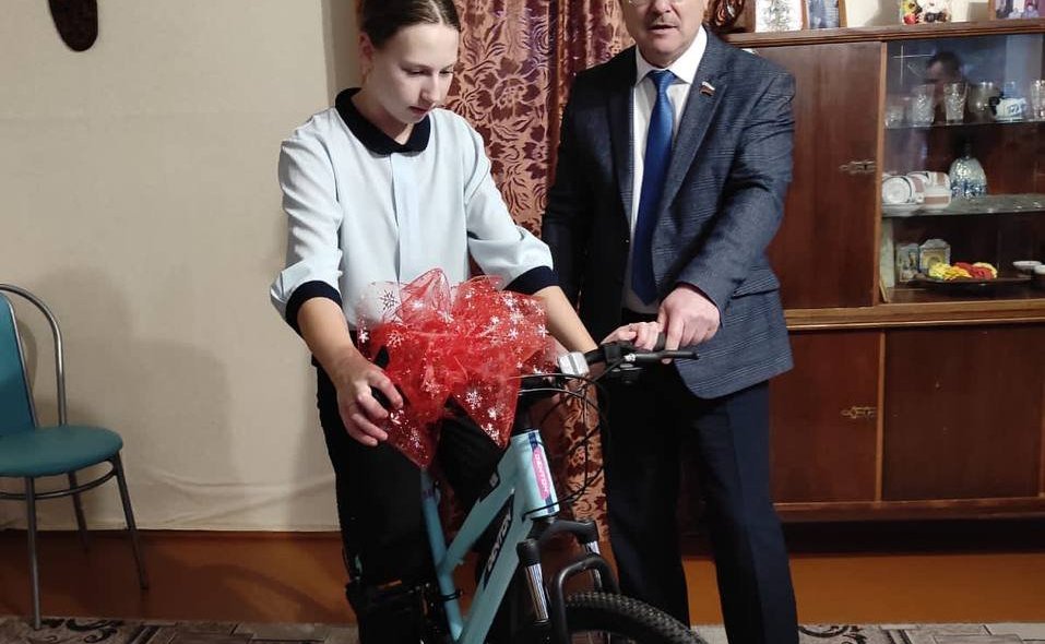 В канун Нового года тринадцатилетняя Арина из села Кузнецы Орловской области получила в подарок горный велосипед, как и просила в своем письме, оставленном на «Ёлке желаний»