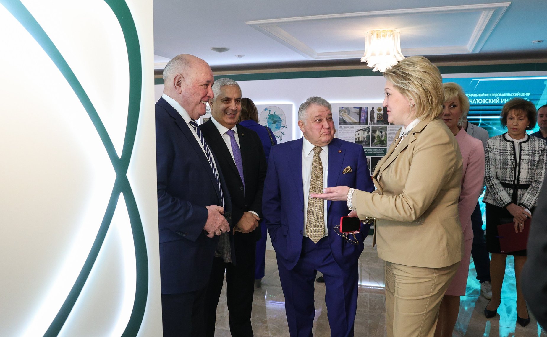 Валентина Матвиенко и президент НИЦ «Курчатовский институт» Михаил Ковальчук открыли выставку «Курчатовский институт – 80 лет для страны и мира»