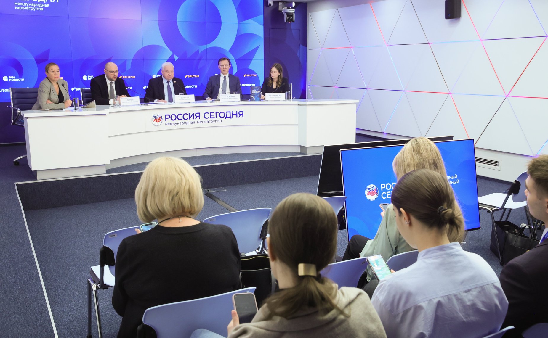 Первый заместитель председателя Комитета СФ по международным делам Андрей Денисов принял участие в круглом столе «США — КНР — ЕС: в поисках равновесия»